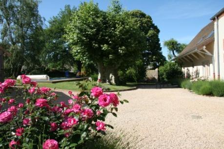 La Fontenelle - Lovely Holiday House With Swimming Pool Cuisery Bagian luar foto